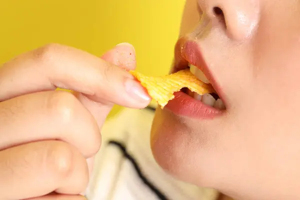 Femme Asiatique Mangeant Des Chips Pommes Terre Main Sur Fond — Photo