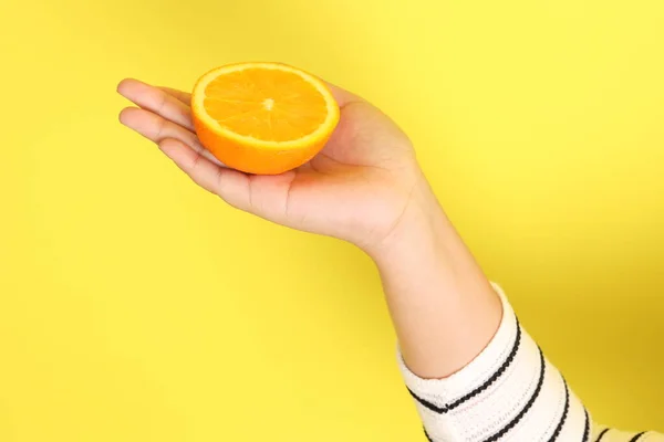 Die Asiatin Mit Orange Der Hand Auf Gelbem Hintergrund — Stockfoto