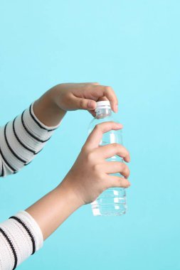 Asyalı kadın şişenin kapağını açtı.