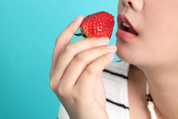 Die Asiatin Isst Erdbeere Aus Der Hand Auf Dem Grünen — Stockfoto