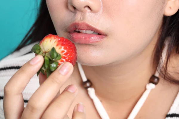 Die Asiatin Isst Erdbeere Aus Der Hand Auf Dem Grünen — Stockfoto