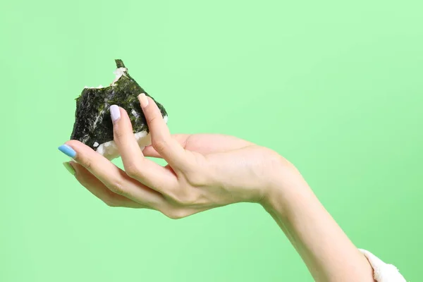 Aziatische Vrouw Holding Onigiri Japans Eten Hand Groene Achtergrond — Stockfoto