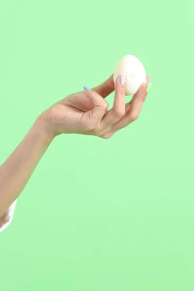 Yeşil Arka Planda Elinde Yumurta Tutan Asyalı Kadın — Stok fotoğraf