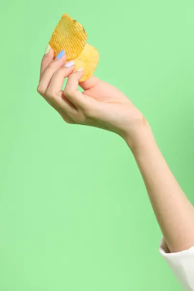 Asian Woman Holding Potato Chips Hand Green Background — Stock Photo, Image