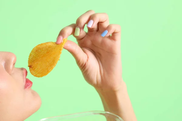 Aziatische Vrouw Eten Aardappel Chips Uit Hand Groene Achtergrond — Stockfoto