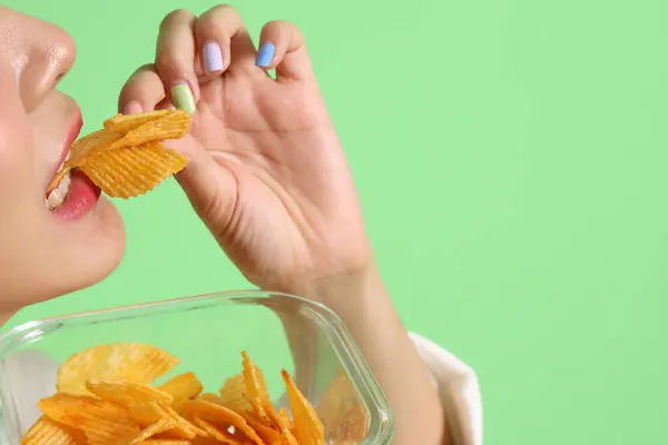 Asian Woman Eating Potato Chips Hand Green Background — Stock Photo, Image