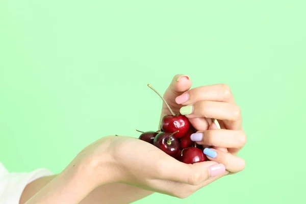 Aziatische Vrouw Met Bessen Fruit Hand Gele Achtergrond — Stockfoto