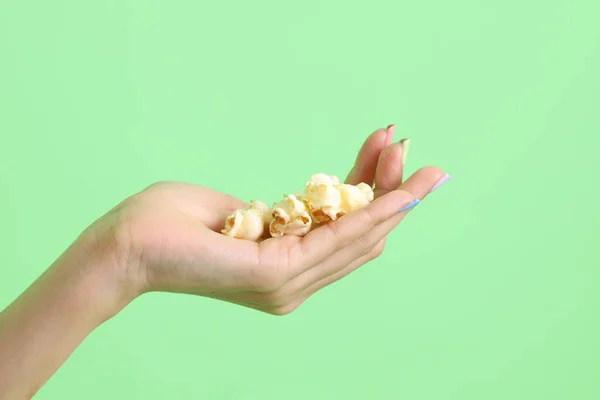 Asijská Žena Drží Popcorn Ruce Žlutém Pozadí — Stock fotografie