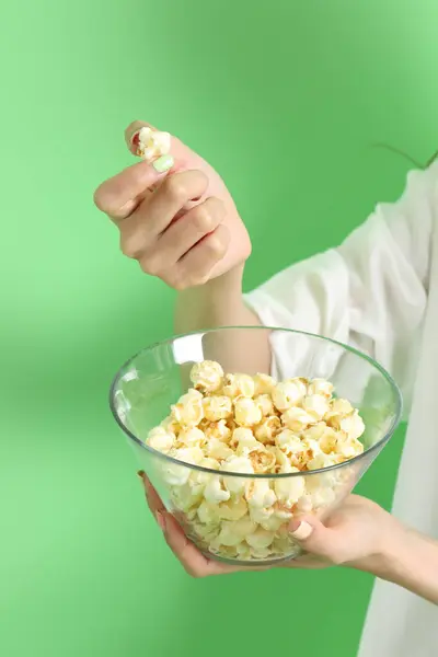 Die Asiatin Mit Popcorn Der Hand Auf Gelbem Hintergrund — Stockfoto