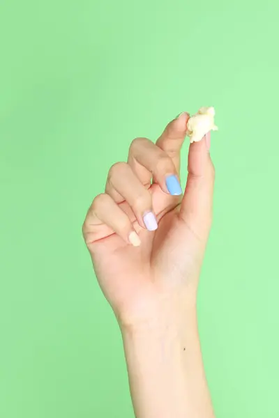 Aziatische Vrouw Houden Popcorn Hand Gele Achtergrond — Stockfoto