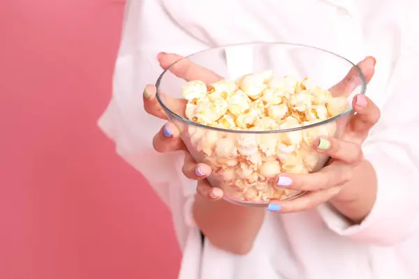 Die Asiatin Mit Popcorn Der Hand Auf Rosa Hintergrund — Stockfoto