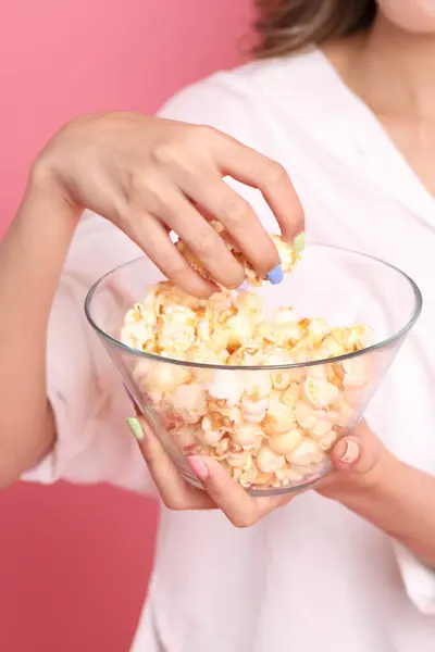 Aziatische Vrouw Houden Popcorn Hand Roze Achtergrond — Stockfoto
