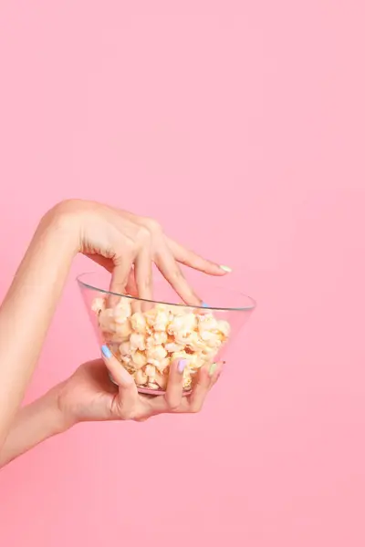 Aziatische Vrouw Houden Popcorn Hand Roze Achtergrond — Stockfoto