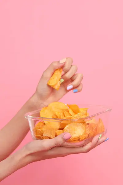 Mulher Asiática Comendo Batatas Fritas Mão Fundo Rosa — Fotografia de Stock