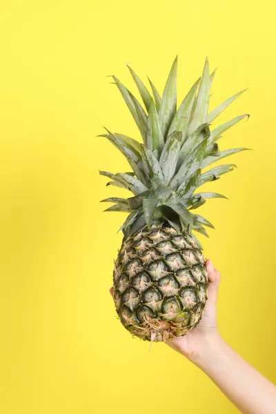Die Asiatische Frauenhand Hält Ananas Gelben Hintergrund — Stockfoto