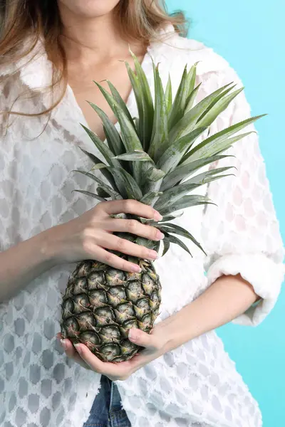 Die Asiatische Frauenhand Hält Ananas Grünen Hintergrund — Stockfoto