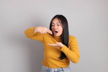 Gri el işaretinin üzerinde duran Güneydoğu Asya 'lı yetişkin kadın..