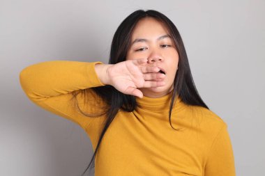 Gri el işaretinin üzerinde duran Güneydoğu Asya 'lı yetişkin kadın..