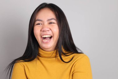 Gri el işaretinin üzerinde duran Güneydoğu Asya 'lı yetişkin kadın..