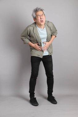 Gri arka planda duran 40 'lı yılların Asyalı, şık, sıradan elbiseli adamı.. 