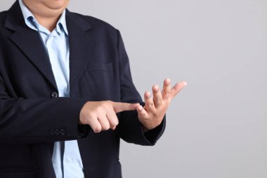 Resmi giyinmiş Asyalı iş adamı. Gri arkaplanda sayma numarası var..