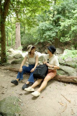 İki Asyalı kardeş yaz mevsiminde gündüz vakti ormanda birlikte vakit geçiriyorlar..