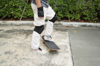 Son sınıf öğrencisi aktif bir hayat sürüyor. Sokaklarda kaykay yapıyor.