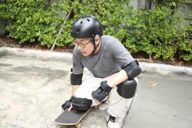 Son sınıf öğrencisi aktif bir hayat sürüyor. Sokaklarda kaykay yapıyor. Yorgunluktan ölüyor.