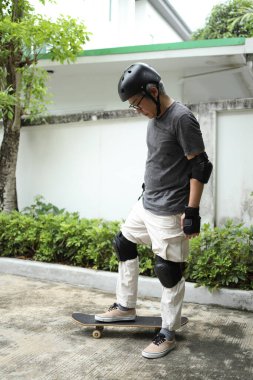 Son sınıf öğrencisi aktif bir hayat sürüyor. Sokaklarda kaykay yapıyor.