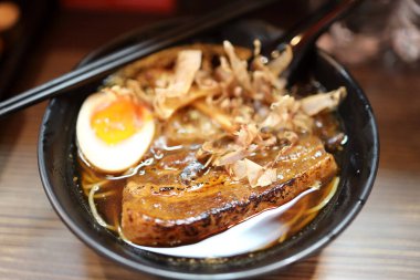 Japon restoranında yumurtalı Shoyu KAKUNI RAMEN yemek..