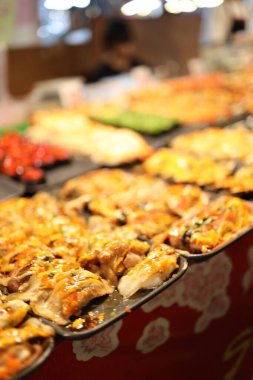 Tayland sokak yemeklerinde ya da Tayland pazarında suşi
