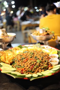 Tayland sokak yemeklerinde ya da Tayland pazarında Kıymalı Fesleğenli Fesleğen veya Pad Gaprao