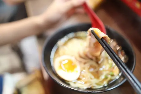 Japon restoranında yumurtalı Shoyu KAKUNI RAMEN yemek..