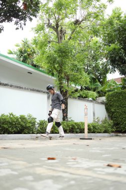 Son sınıf öğrencisi aktif bir hayat sürüyor. Sokaklarda kaykay yapıyor.