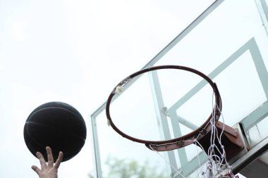 Basketbol sahasında basketbol oynayan neşeli, aktif, son sınıf öğrencisi..