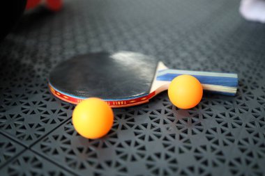 Masa tenisi raketi ve top halka açık masa tenisi kulübünde, yakın plan.