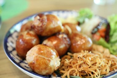 Isaan Thai sosisi Tayland 'da geleneksel aperatif olarak sebzeyle servis edilir..