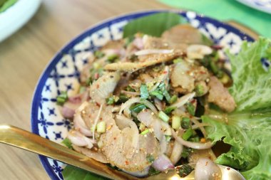 Tayland usulü ızgara domuz salatası tabakta servis edilir..