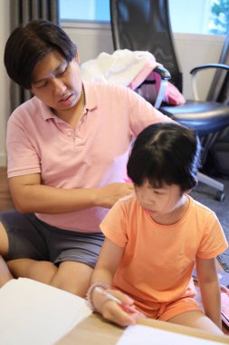 Doğu Asyalı baba ve kızı evde birlikte vakit geçiriyorlar..