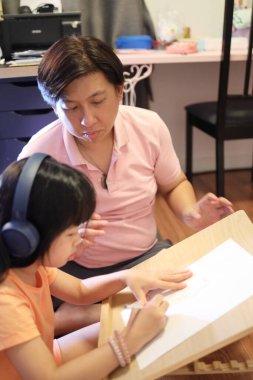 Doğu Asyalı baba ve kızı evde birlikte vakit geçiriyorlar..