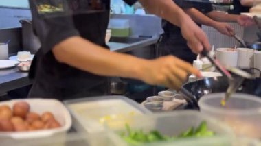 Mutfakta Tayland yemeği hazırlama ve pişirme görüntüleri..