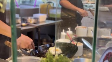 Mutfakta Tayland yemeği hazırlama ve pişirme görüntüleri..