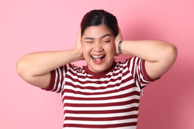 Renkli arka planda diş telleri olan Güneydoğu Asyalı kadın..