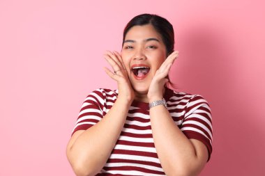 Renkli arka planda diş telleri olan Güneydoğu Asyalı kadın..