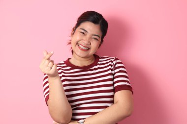 Renkli arka planda diş telleri olan Güneydoğu Asyalı kadın..