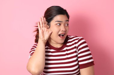 Renkli arka planda diş telleri olan Güneydoğu Asyalı kadın..