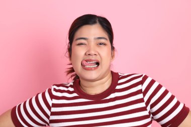 Renkli arka planda diş telleri olan Güneydoğu Asyalı kadın..