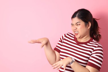 Renkli arka planda diş telleri olan Güneydoğu Asyalı kadın..