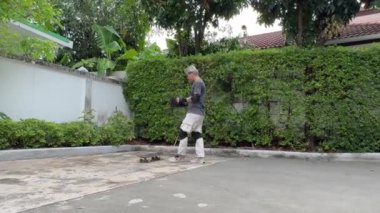 Kıdemli Asyalı gün içinde köyde kaykay sürmeye çalışıyor.