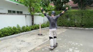 Kıdemli Asyalı gün içinde köyde kaykay sürmeye çalışıyor.